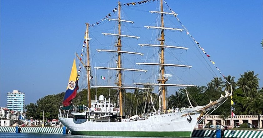 Puerto Vallarta recibe a buque de la Armada de Colombia