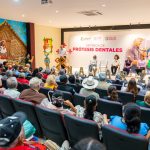 Beatriz Estrada y Miguel Ángel Navarro entregan prótesis dentales gratuitas