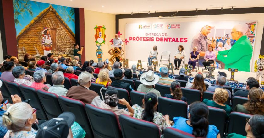 Beatriz Estrada y Miguel Ángel Navarro entregan prótesis dentales gratuitas