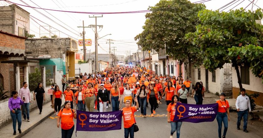 Bahía de Banderas conmemoró el 25N con una marcha histórica y la develación de la escultura, “La Mujer de la Justicia”
