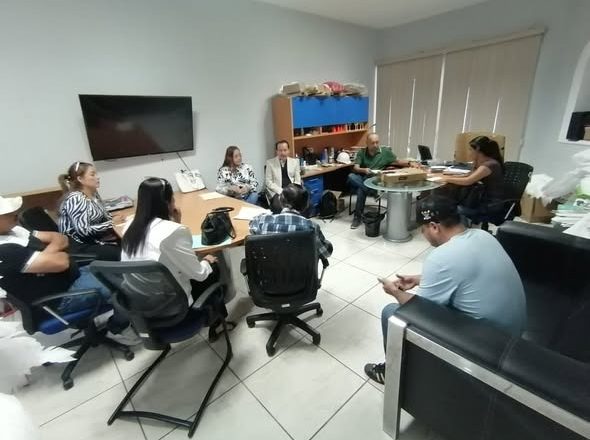 Regidor Saúl Paredes Flores sostiene reunión de trabajo con representantes de varias colonias