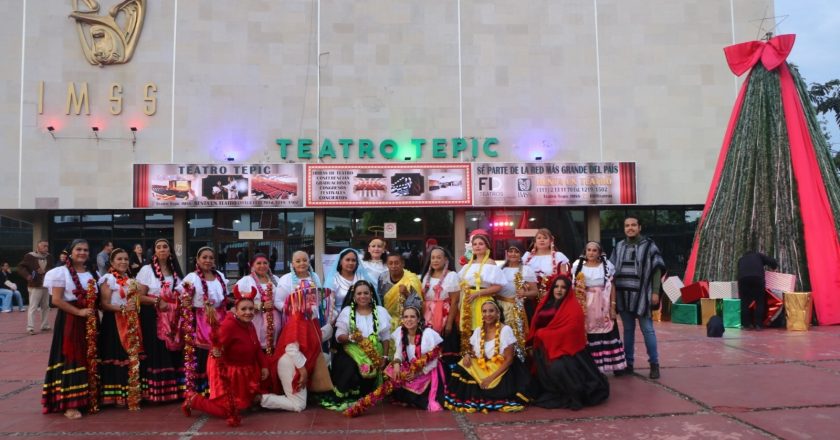 Enciende IMSS Nayarit árbol navideño con mensaje de unión y bienestar familiar