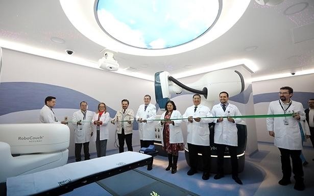 Zoé Robledo inaugura tecnología Cyberknife del IMSS para tratamiento del cáncer, única en su tipo en el país