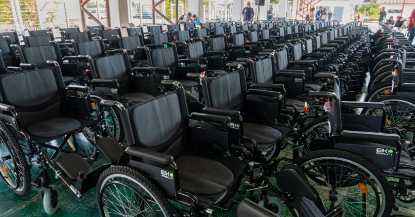 Beatriz Estrada y Miguel Ángel Navarro transforman vidas con la entrega de aparatos de movilidad