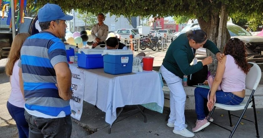 Llama IMSS Nayarit a la población a acudir a Macrocentros de Vacunación