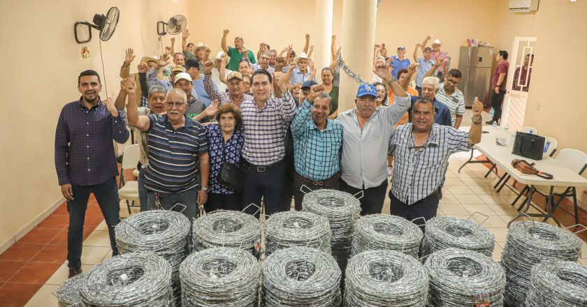 Fortalece Héctor Santana al sector ejidal con la entrega de rollos de alambre