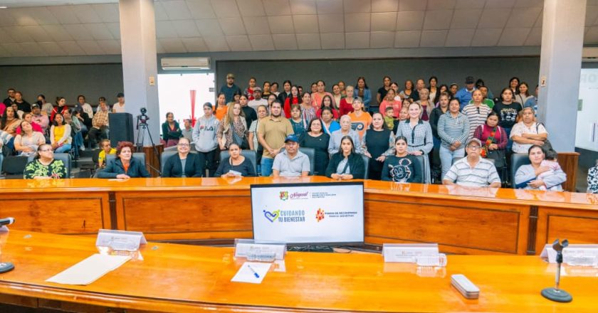 Con apoyos económicos, impulsa Beatriz Estrada el bienestar de las familias que más lo necesitan