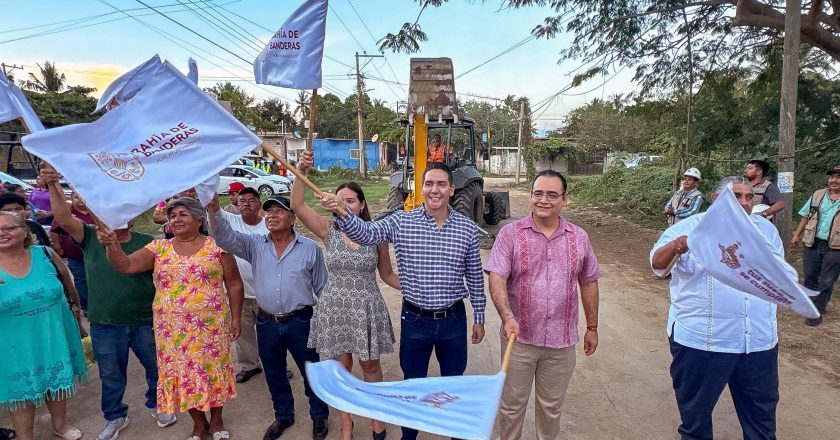 Héctor Santana da arranque de obra en la calle Josefa Ortiz de Domínguez en Mezcalitos