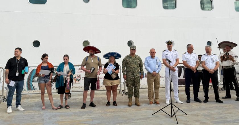 Celebra Munguía la llegada del pasajero un millón del 2025 en crucero