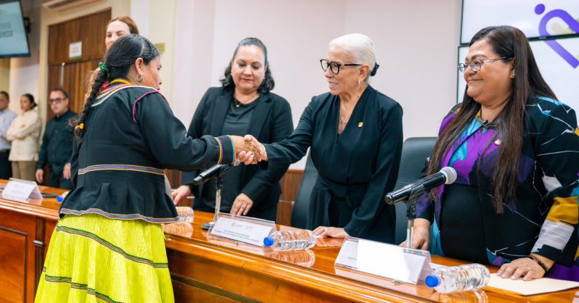 Beatriz Estrada entrega apoyos a cuidadoras de familiares con discapacidad