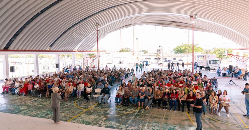 Acerca Beatriz Estrada la magia de la Navidad a clubes de la tercera edad
