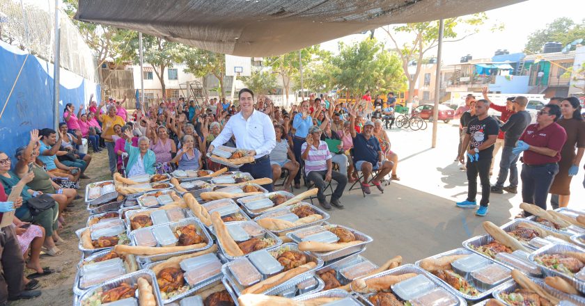 Héctor Santana entregó más de mil cenas navideñas a familias de Bahía de Banderas