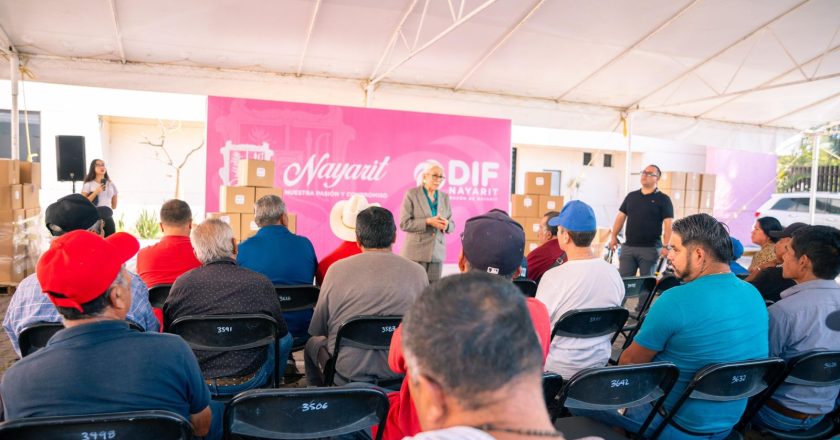 La presidenta del Sistema DIF Estatal apoya a lavadores de autos y boleros