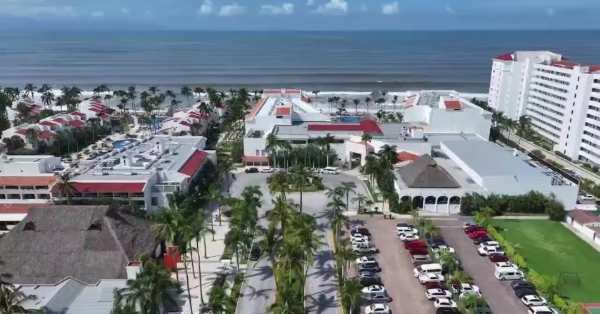 Gobernador nayarita supervisa avance de carretera en el municipio de Tecuala