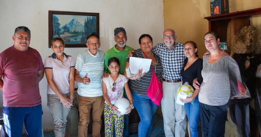 Miguel Angel Navarro Quintero visita la colonia Zapata y hace compromisos