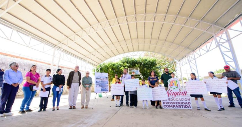 Miguel Angel Navarro Quintero entregó techumbre de cancha en Borbollón
