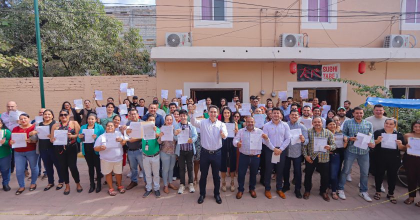 Héctor Santana y trabajadores del Ayuntamiento de Bahía de Banderas cumplen con pago predial