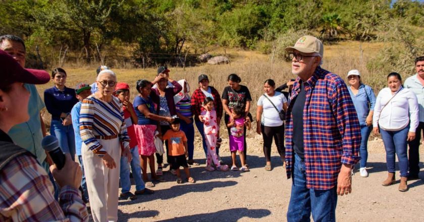 Gobernador nayarita acompañado de su esposa supervisó la obra del camino en Huajicori