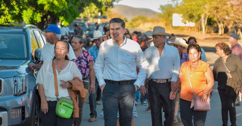 Pável Jarero camina y escucha al pueblo en San Pedro Lagunillas