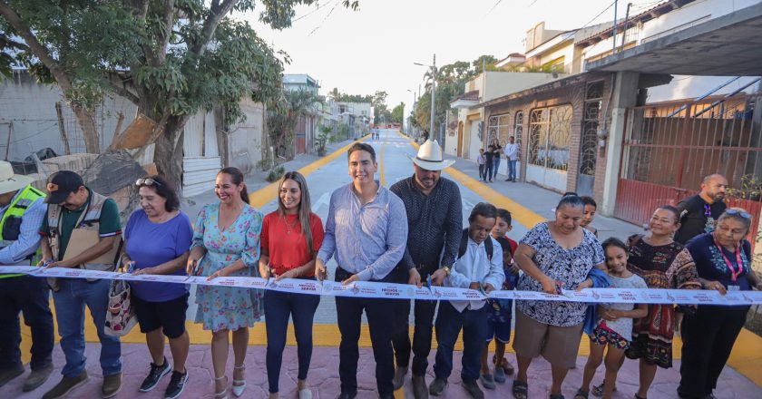 Inaugura Héctor Santana la calle Leopoldo Saldaña en Bucerías