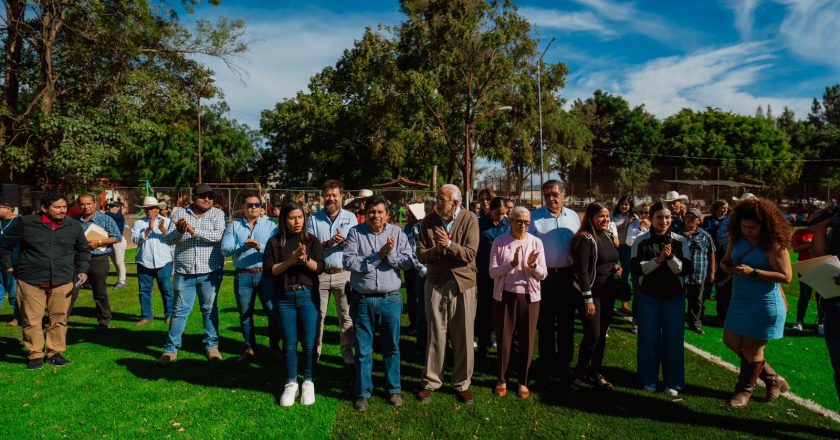 En gira de trabajo por Ahuacatlán el gobernador nayarita entregó una cancha deportiva
