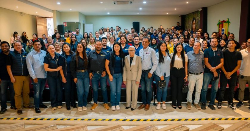 Beatriz Estrada impulsa la educación de las personas adultas con la entrega de computadoras