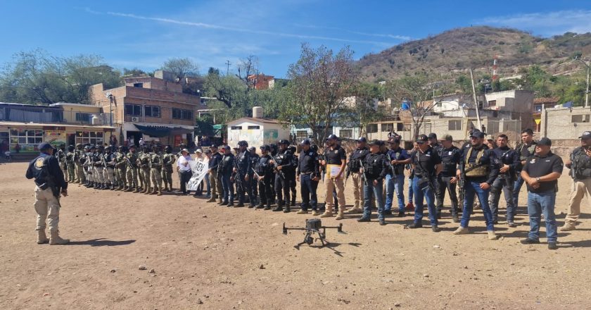 Marina brinda apoyo de seguridad y resguardo a la Comisión Nacional de Búsqueda Personas durante la distribución de fichas, en Nayarit