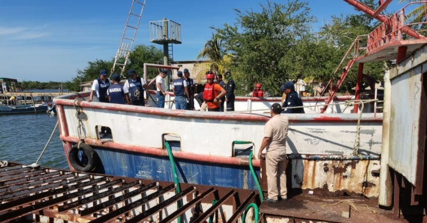 Marina brinda apoyo para evitar el hundimiento de un buque pesquero, en San Blas, Nayarit