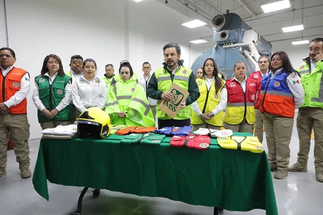 Zoé Robledo encabeza entrega de más de 100 mil uniformes y equipos de protección civil para brigadistas del IMSS