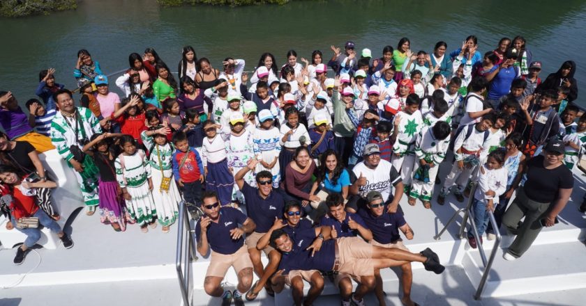 Niñas y niños de primaria y secundaria observaron ballenas jorobadas