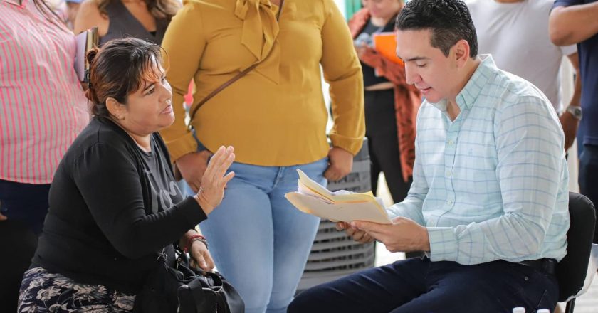 Héctor Santana atiende de frente a vecinos de Santa Fe en Audiencia Ciudadana