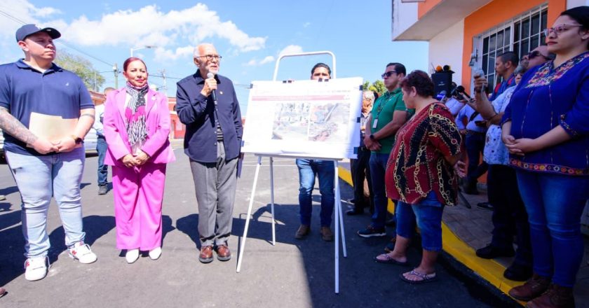 Gobernador Miguel Angel Navarro Quintero entrega calle rehabilitada en Xalisco