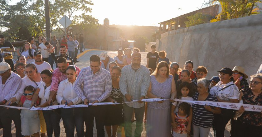 Inaugura Héctor Santana la calle Guerrero en El Colomo