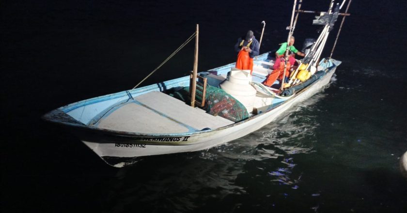 Personal Naval, en coordinación con CONAPESCA, asegura embarcación con artes de pesca prohibida