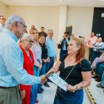 Choferes de taxi recibieron de manos del Gobernador una concesión