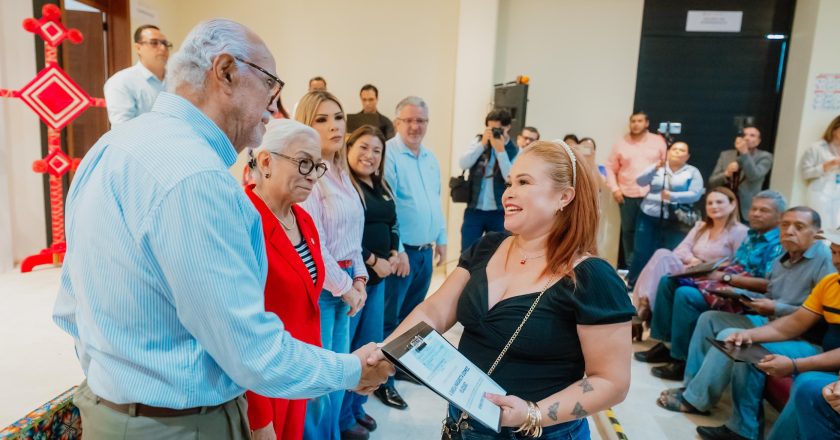 Choferes de taxi recibieron de manos del Gobernador una concesión