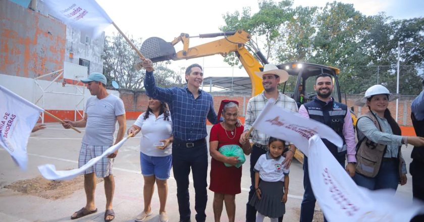 Héctor Santana dio arranque a la construcción de la Techumbre en la colonia La Primavera