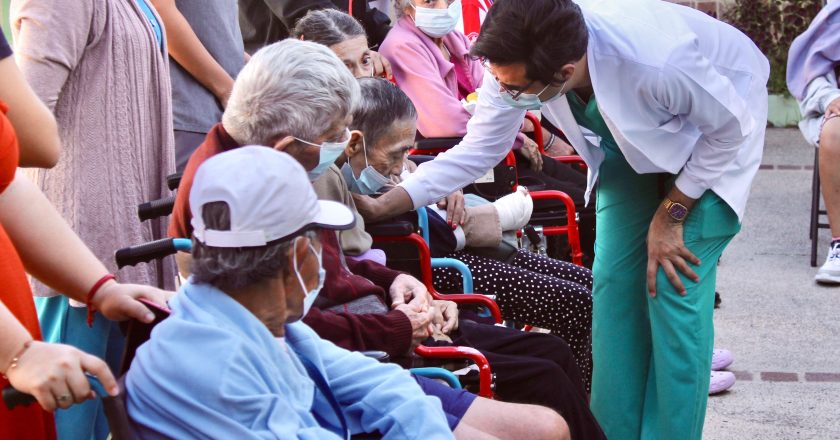 Protege DIF Vallarta a adultos mayores del CAIAM con jornada de vacunación