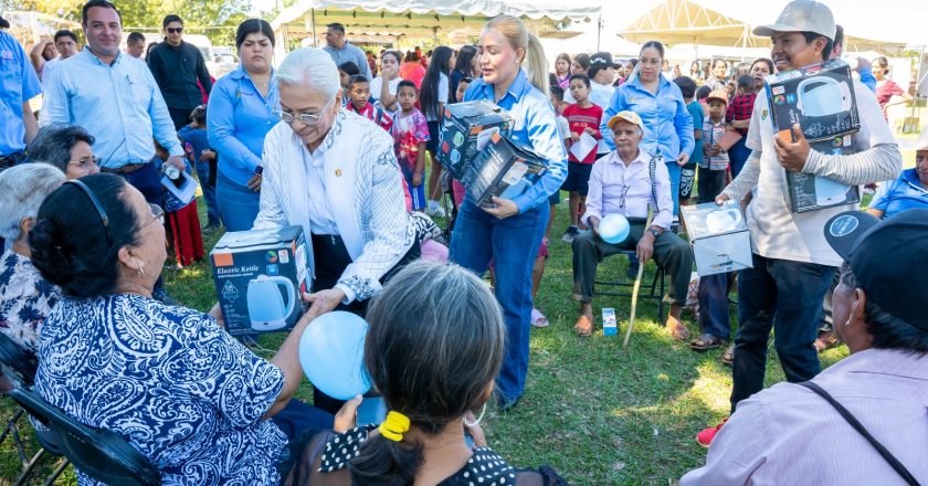 Beatriz Estrada lleva servicios y apoyos esenciales a familias de Atonalisco