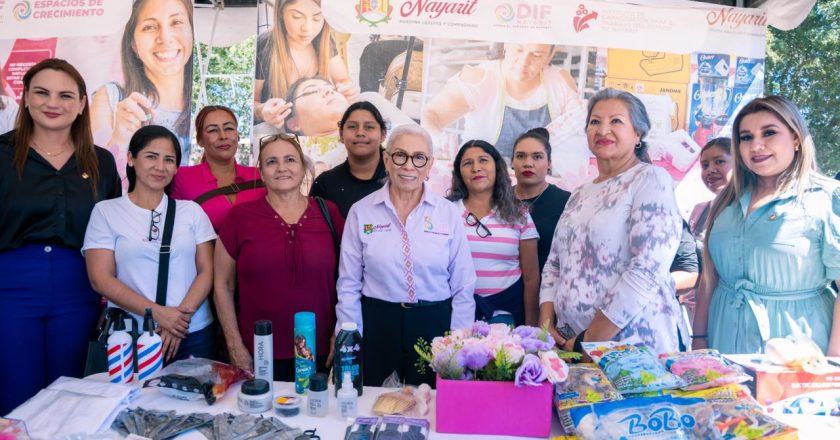 Beatriz Estrada acerca bienestar integral a familias de la colonia Puerta de la Laguna, en Tepic
