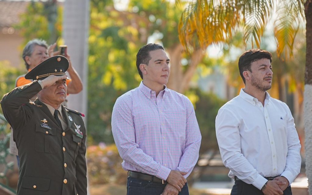 Héctor Santana conmemora el Día de la Bandera con ceremonia cívica