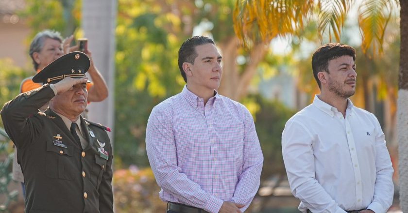 Héctor Santana conmemora el Día de la Bandera con ceremonia cívica