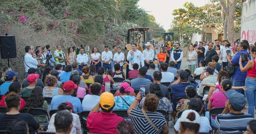 Héctor Santana arrancó obra de pavimentación en la calle Reforma de San Vicente