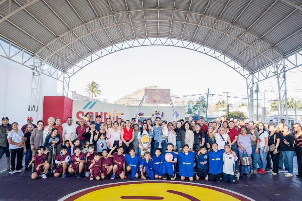 Geraldine Ponce entrega cancha rehabilitada en la colonia Amado Nervo