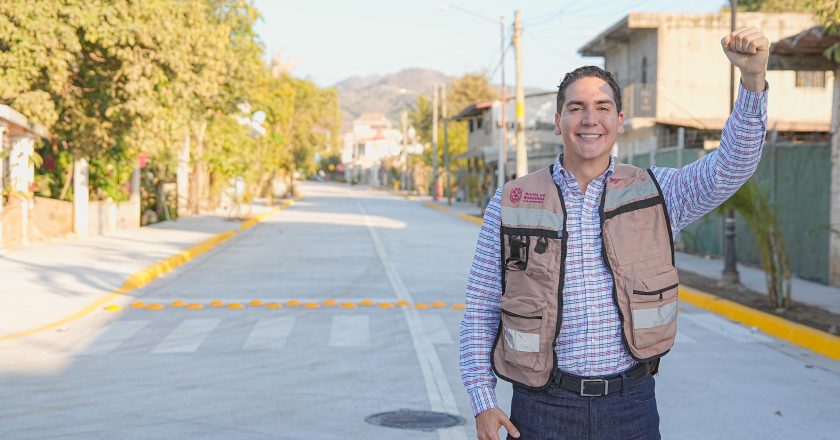 Héctor Santana entregó nueva avenida en Higuera Blanca, anuncia más obra y agua para el poblado