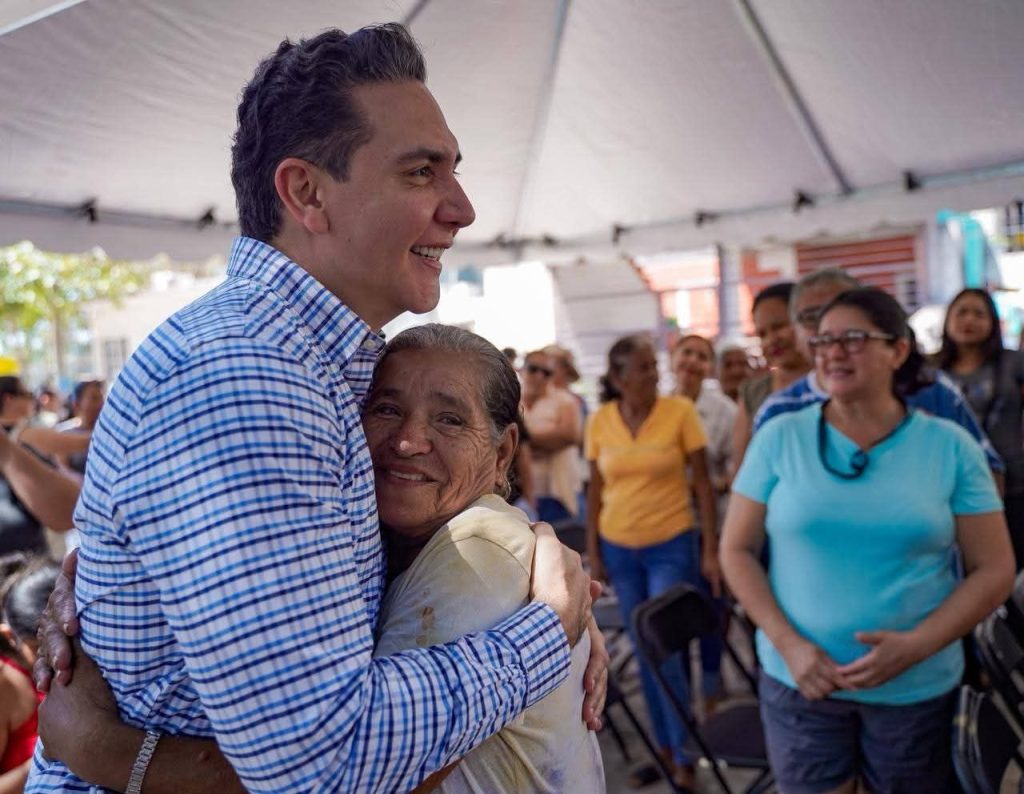 Héctor Santana arranca obra de la calle de ingreso al Fraccionamiento Las Conchas