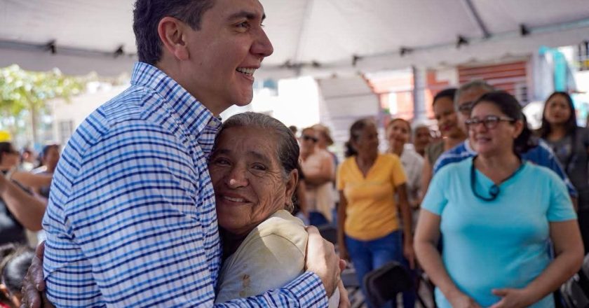 Héctor Santana arranca obra de la calle de ingreso al Fraccionamiento Las Conchas