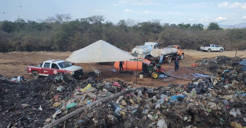 Gobierno del Estado mantiene controlado incendio en relleno sanitario de Acaponeta