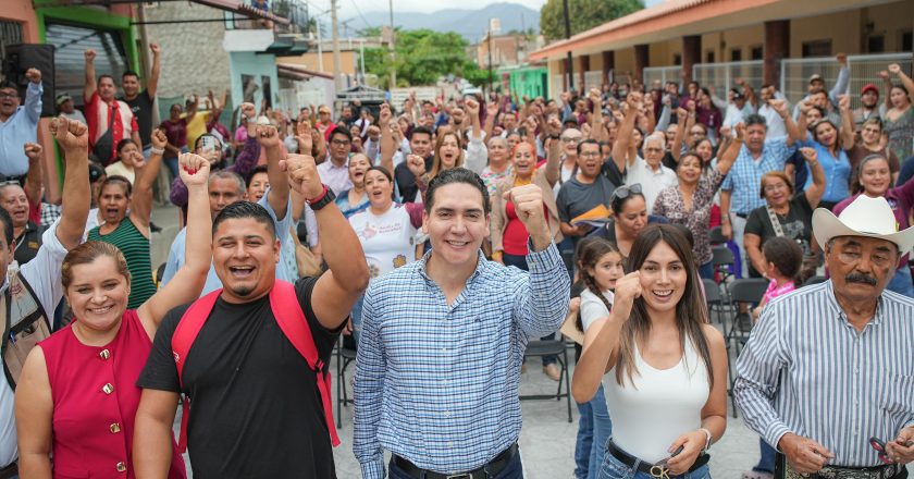 Héctor Santana inaugura cuatro calles en Valle de Banderas