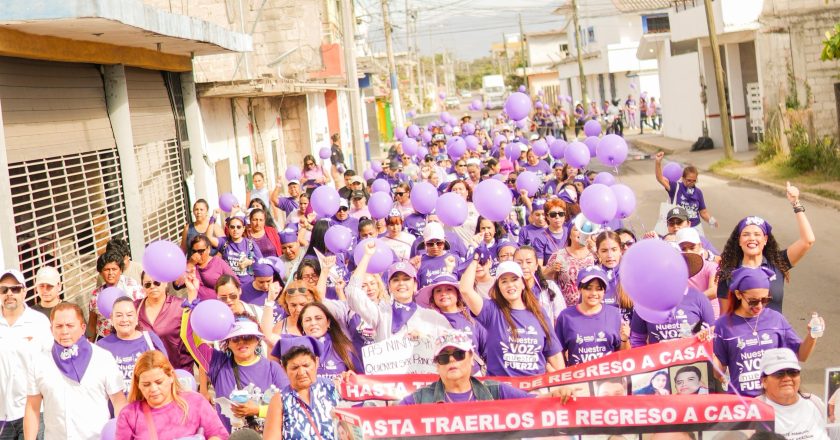 Bahía de Banderas conmemora el 8M con marcha y clase de defensa personal